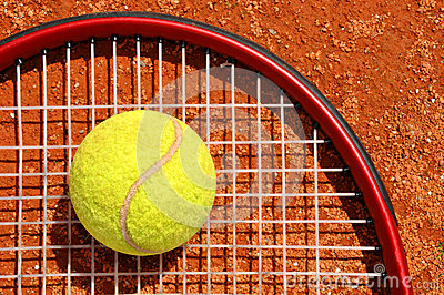 de-bal-en-de-racket-van-het-tennis-26753019